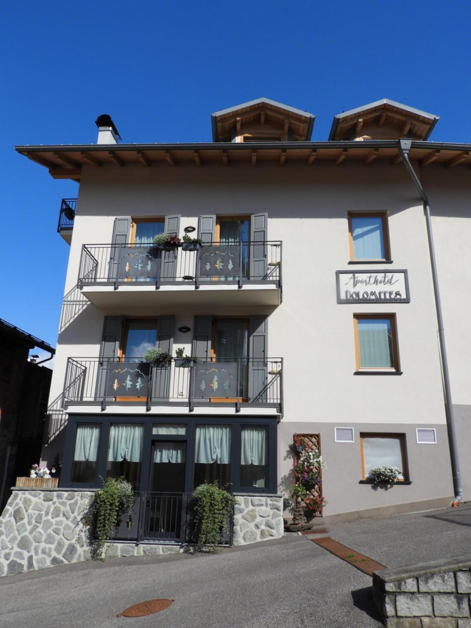 Aparthotel Dolomites Living&Relax Коммеццадура Экстерьер фото